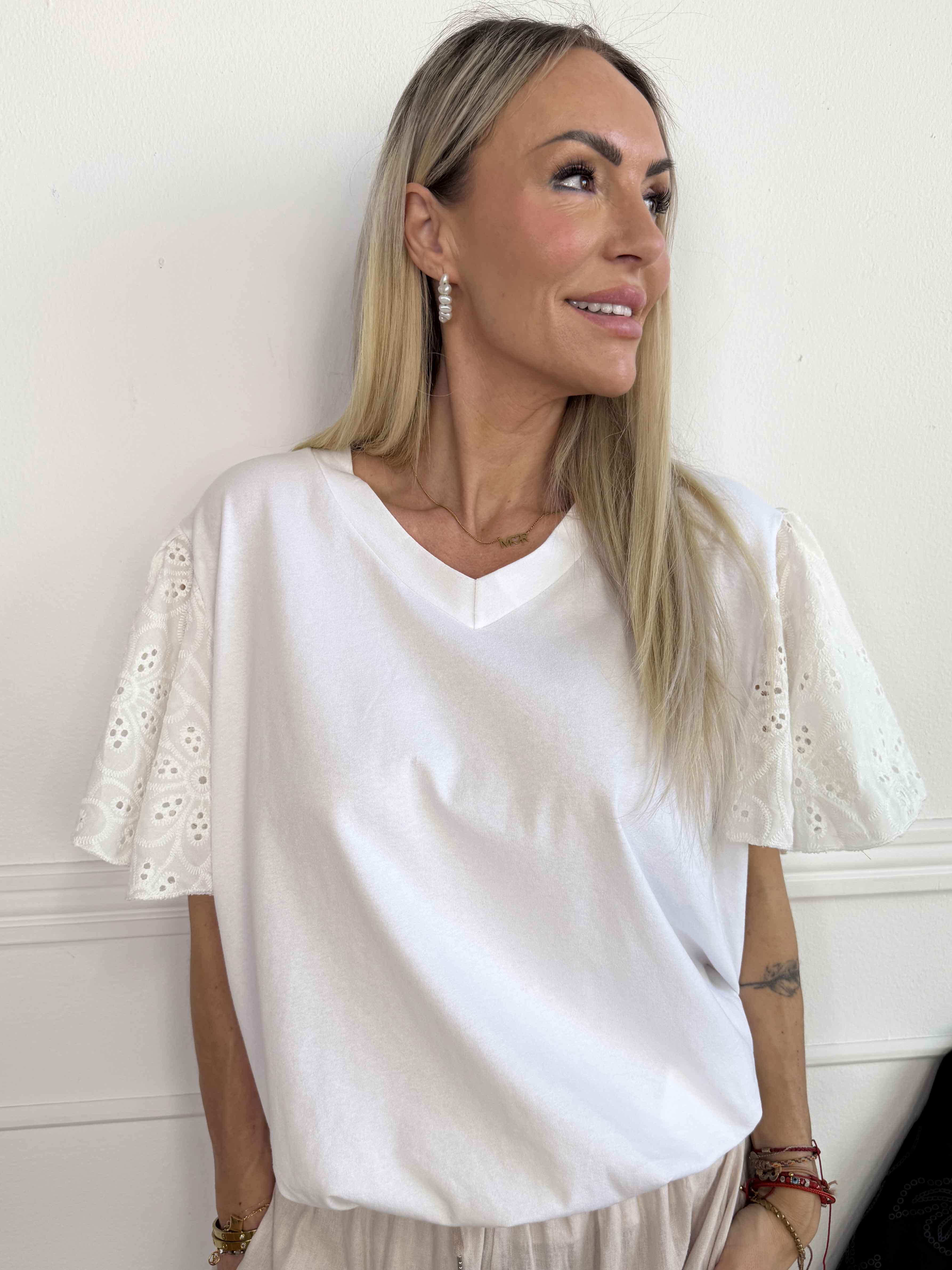 Nocara - T-shirt i blød bomuld med fine ærmer i broderie anglaise